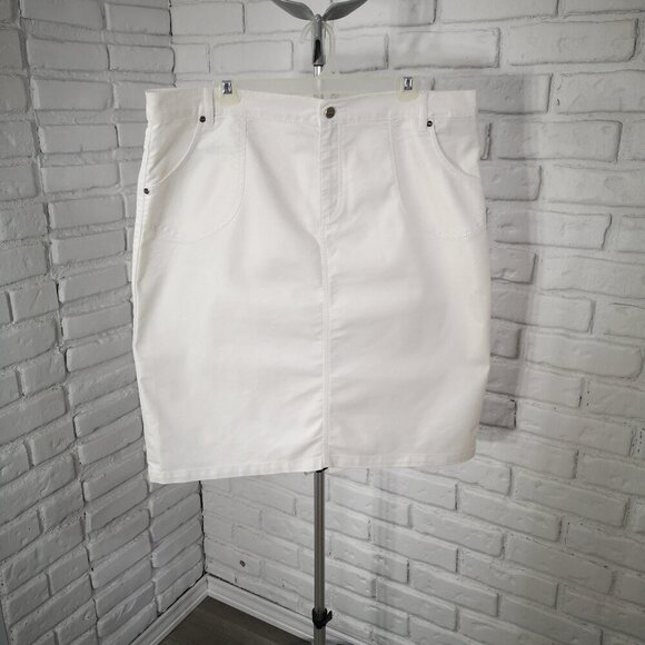 Nakad Dresses & Skirts - Nakad Ladies Size 13 White Zipper & Button Closure Lightweight Skirt